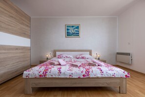 2 bedrooms, iron/ironing board, travel cot, free WiFi