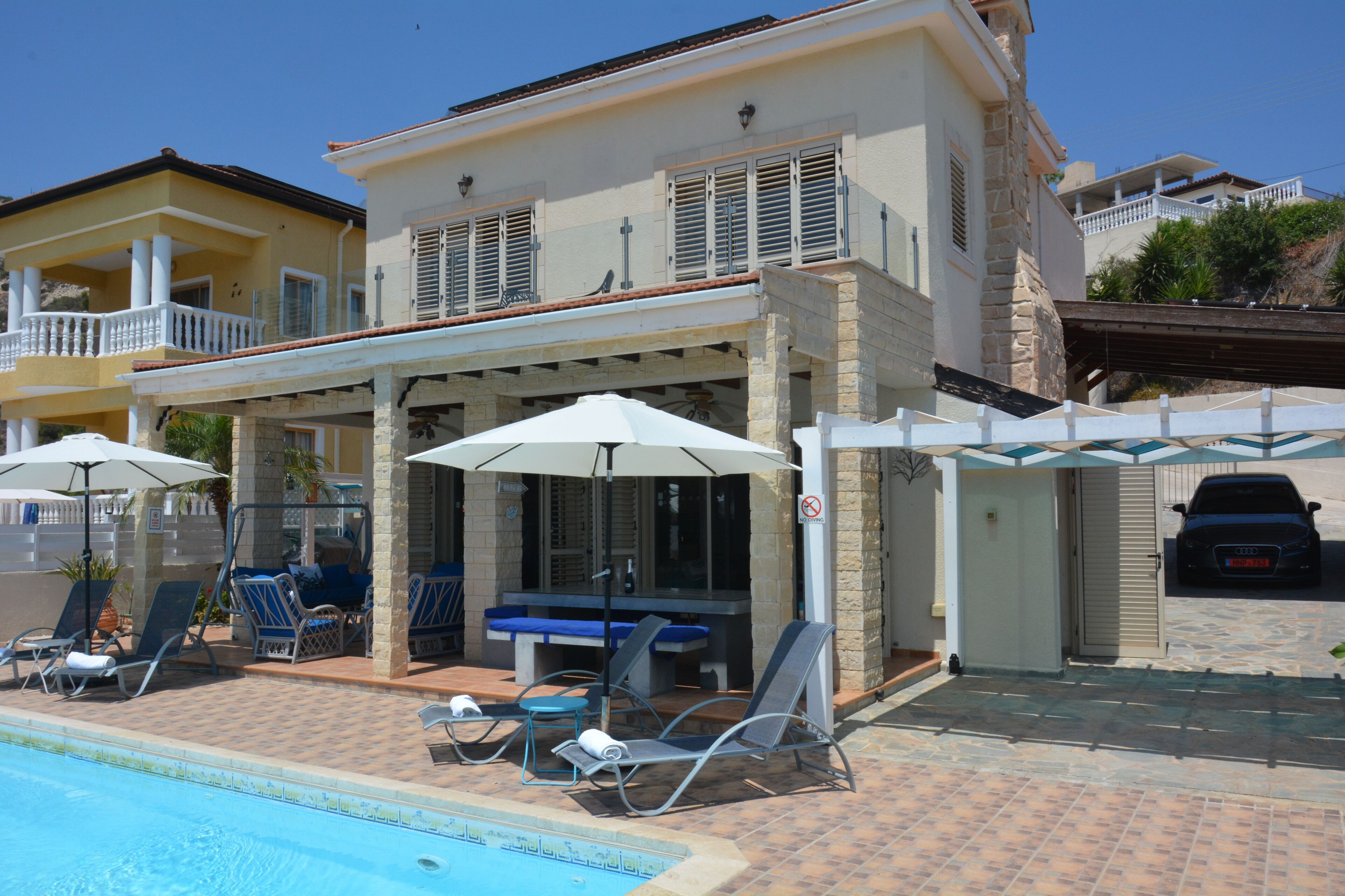 Una piscina al aire libre, una piscina climatizada