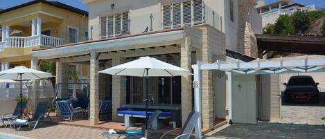 Una piscina al aire libre, una piscina climatizada