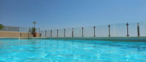 Utomhuspool och uppvärmd pool