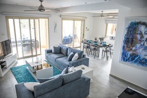 Smart-TV, peis, DVD-spiller og bøker