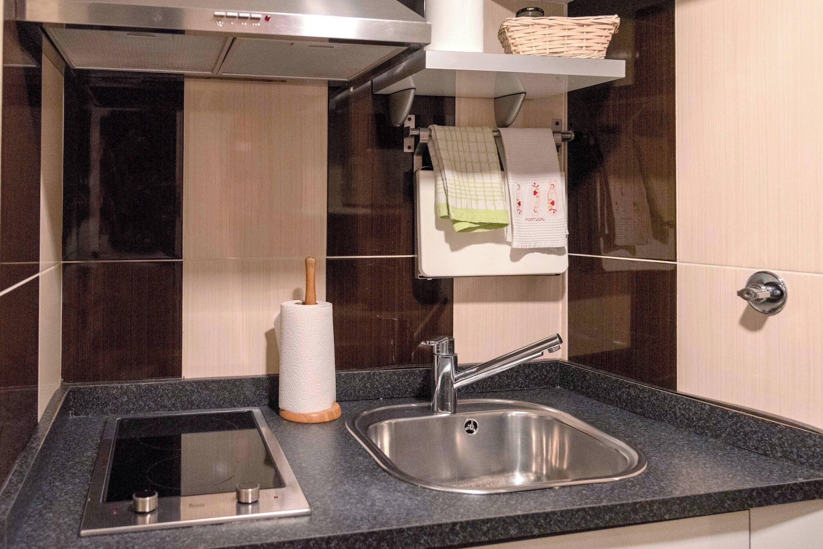 Refrigerador, microondas, parrilla de estufa y cafetera y tetera 