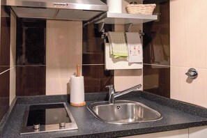 Kjøleskap, mikrobølgeovn, kokeplater og kaffetrakter/tekoker