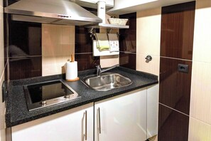 Geladeira, micro-ondas, cooktop, cafeteira/chaleira