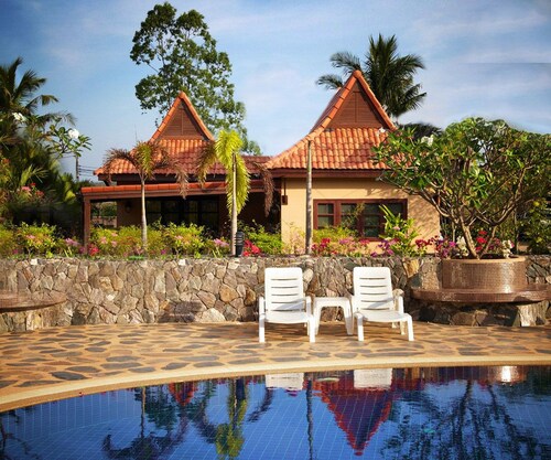 Familyfriendly house, a few steps from the pool, 300 meters from the ocean.