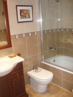 Combined shower/bathtub, hair dryer, bidet, towels - Apartment for rent for 5 people in the center of Benasque (Benasque)