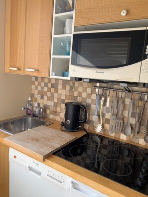 Fridge, microwave, oven, stovetop - Belle Plagne - Fantastic Studio apartment - sleeps 3. Doorstep skiing guaranteed (La Plagne Tarentaise)