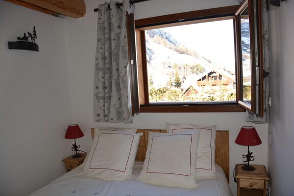 3 bedrooms, iron/ironing board, free WiFi, bed sheets