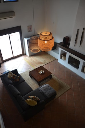 TV, fireplace, books - The African House, rural getaway between Ronda and Málaga (Tolox)