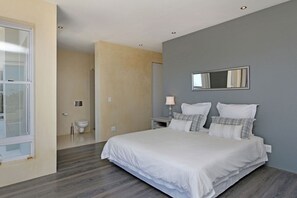 4 bedrooms, desk, soundproofing, iron/ironing board - A luxury Beach Villa 2min stroll to the beach. Sea and mountain views. SOLAR (Cape Town)