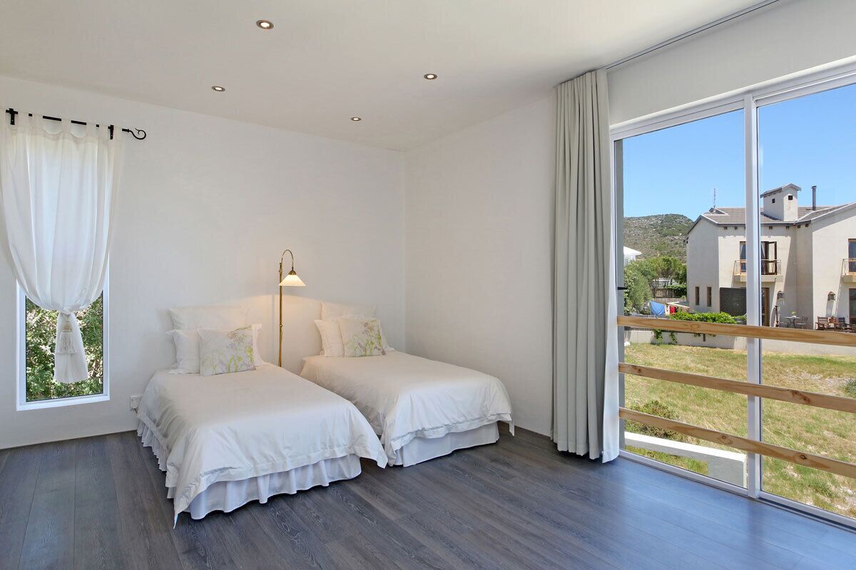 4 Schlafzimmer, Schreibtisch, schallisolierte Zimmer
