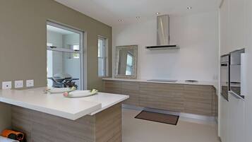 Een koelkast, een microgolfoven, een oven, een kookplaat