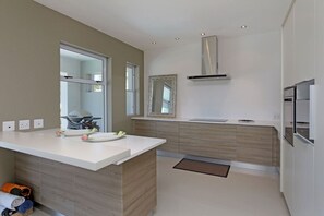 Fridge, microwave, oven, stovetop - A luxury Beach Villa 2min stroll to the beach. Sea and mountain views. SOLAR (Cape Town)