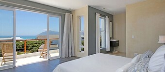 Una lujosa villa de playa a solo 2 minutos a pie de la playa. Vistas al mar y montaña!