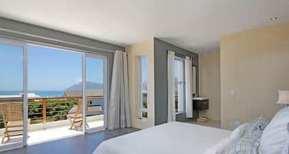 Eine luxuriöse Strandvilla, nur 2 Gehminuten vom Strand entfernt. Meer- und Bergblick!