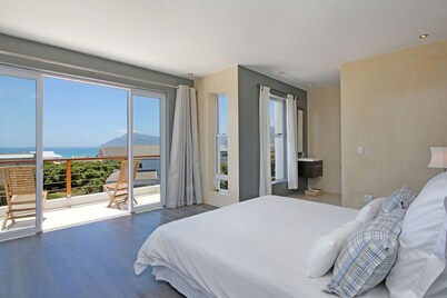 A luxury Beach Villa 2min stroll to the beach. Sea and mountain views. SOLAR