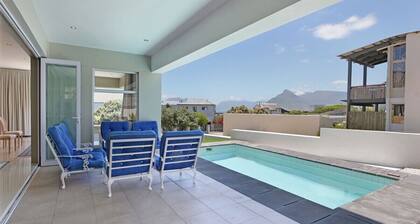 A luxury Beach Villa 2min stroll to the beach. Sea and mountain views. SOLAR