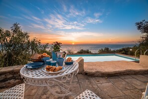 Outdoor dining - MAREBLU, trullo with splendid veranda facing the sea inside the Franchina (Marina di Corsano)