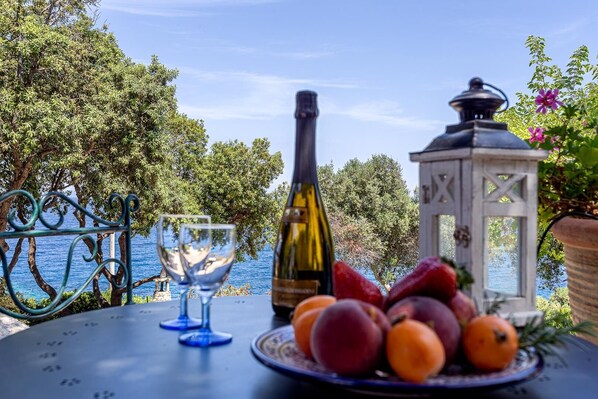 Outdoor dining - MAREBLU, trullo with splendid veranda facing the sea inside the Franchina (Marina di Corsano)