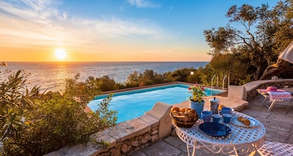 MAREBLU, trullo with splendid veranda facing the sea inside the Franchina