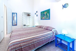 1 bedroom, free WiFi, bed sheets - MAREBLU, trullo with splendid veranda facing the sea inside the Franchina (Marina di Corsano)