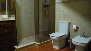 Een bad/douchecombinatie, een haardroger, een bidet, handdoeken