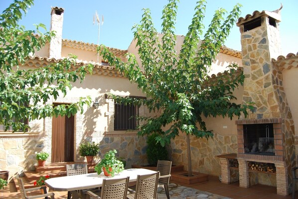 Property grounds - IDEAL FOR FAMILY AND FRIENDS ALONG THE RIVER JUCAR (CASAS DE BENITEZ)