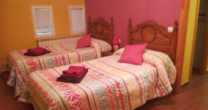 Maaseudun talo (täysi vuokraus) kallioita gredos 10 hengelle