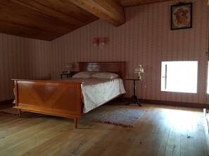 4 chambres, fer et planche à repasser, accès à Internet, literie fournie