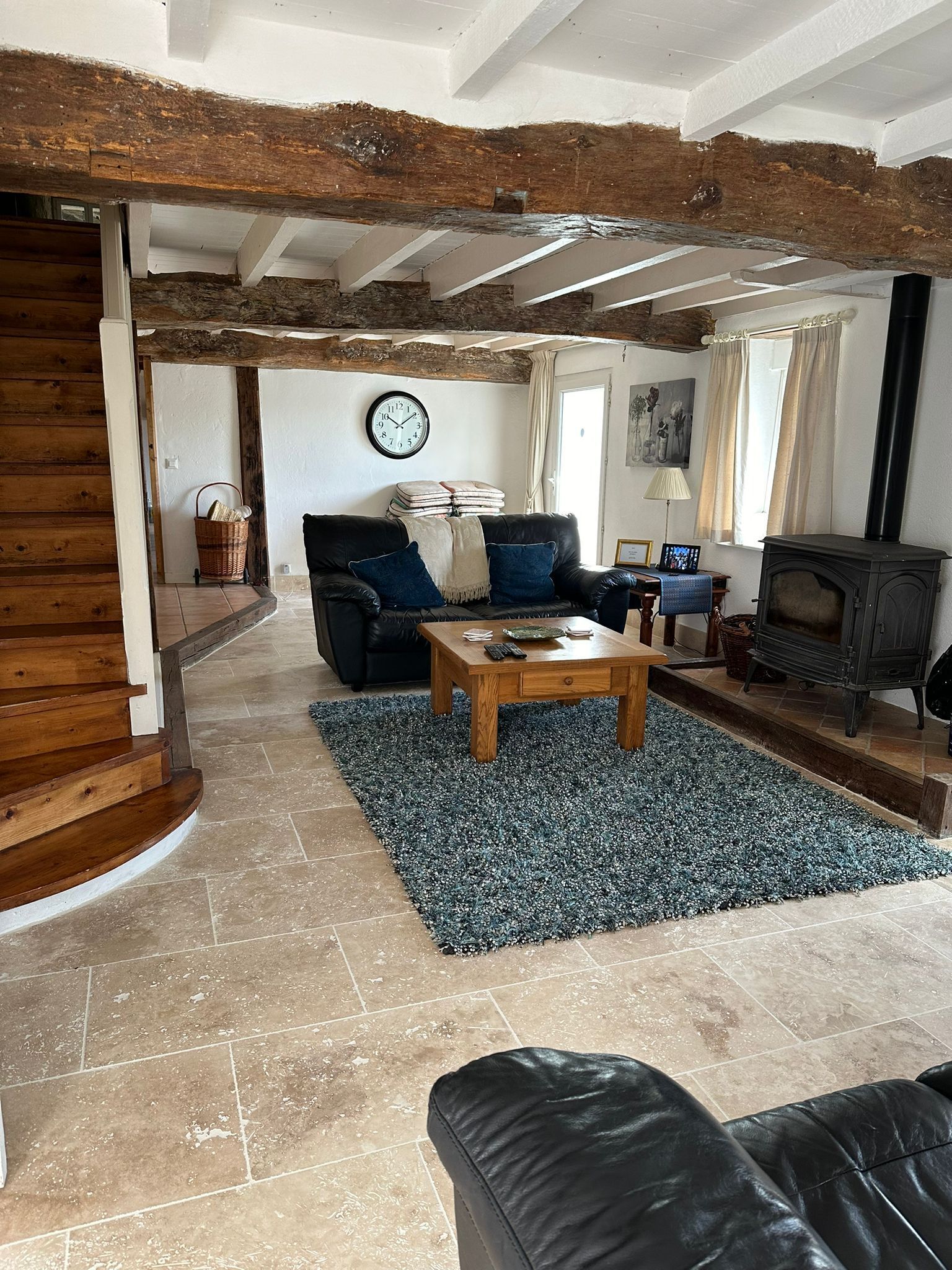 Televisie, een open haard, een dvd-speler en boeken