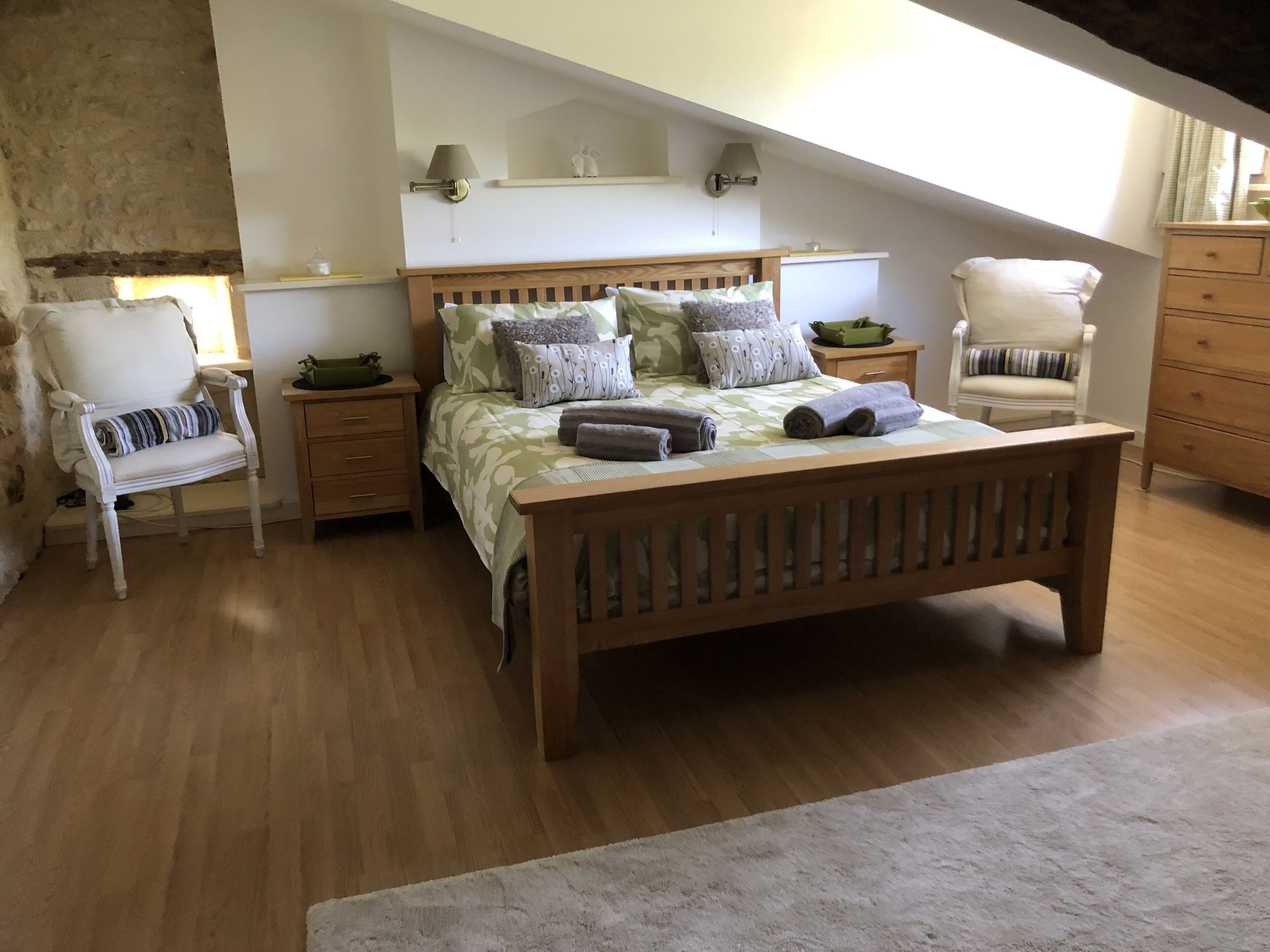 4 bedrooms, desk, iron/ironing board, WiFi