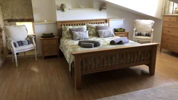 4 bedrooms, desk, iron/ironing board, WiFi