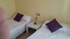 2 slaapkamers, een strijkplank/strijkijzer, gratis wifi, beddengoed