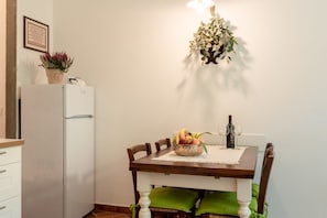 Dining - Le Rose di Leonardo - Historical apartment- 2bedrooms, A/C, WI-FI, washer, dryer (Firenze)