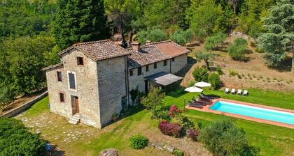 Villa with private pool on 25 acres in the heart of Chianti, close to Siena