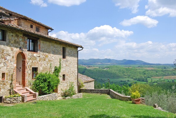 المنشأة من الخارج