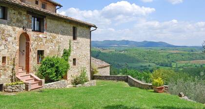 Villa med pool nedsänkt i 10 hektar i hjärtat av Chianti, nära Siena