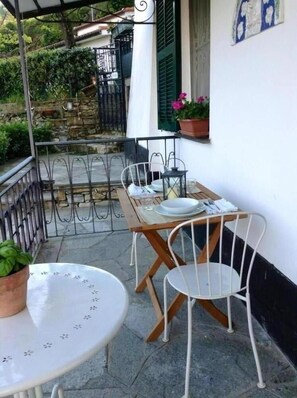 Outdoor dining - S. Margherita L, relax OVERVIEW car park, for families, ok for the sea and trekking  (San Lorenzo della Costa)