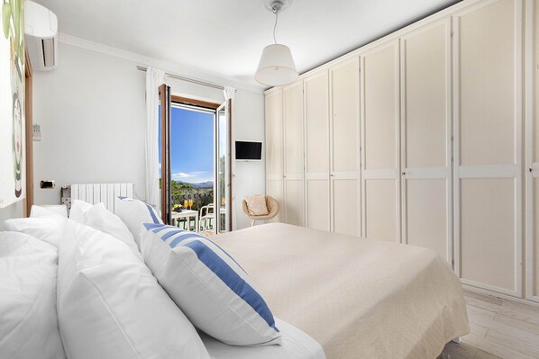 2 bedrooms, iron/ironing board, travel cot, free WiFi