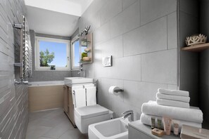 Ensemble douche/baignoire, sèche-cheveux, bidet