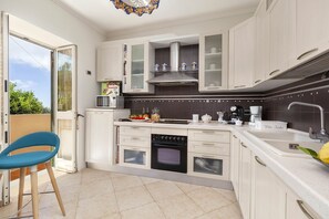 Frigorifero, microonde, forno, piano cottura
