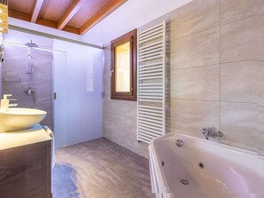Bathtub, hair dryer, towels - Conies Salvia Luxury Villa (Manacor)