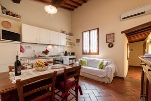 TV connectée, livres, espaces bureaux