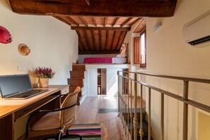 2 chambres, bureau, fer et planche à repasser, lit parapluie