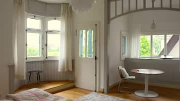 5 bedrooms, desk, iron/ironing board, free WiFi