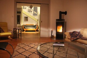 TV, fireplace, DVD player, books