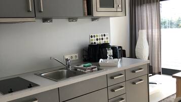 Réfrigérateur, micro-ondes, plaque de cuisson, lave-vaisselle