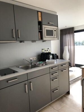 Réfrigérateur, micro-ondes, four, plaque de cuisson