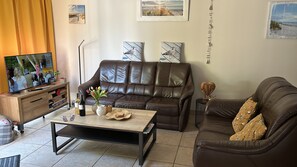 TV connectée, table de tennis de table, livres