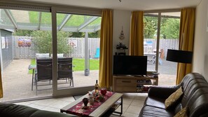 TV connectée, table de tennis de table, livres